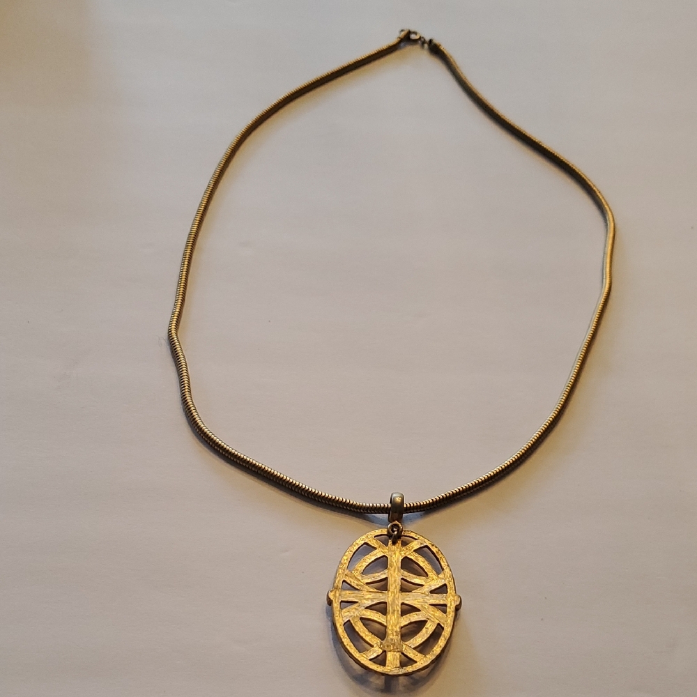 Elegant Gold Pendant Necklace